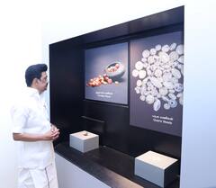 Exclusive Photos : கீழடி அருங்காட்சியகத்தில் சங்ககால பொருட்களுடன் ‘செல்ஃபி’ எடுத்த முதல்வர்!