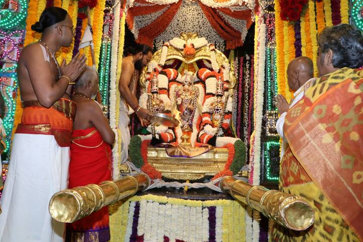 ముందుగా స్వామి, అమ్మవారి ఉత్సవమూర్తులను శ్రీవారి ఆలయ నాలుగు మాడ వీధుల్లో ఊరేగించారు.