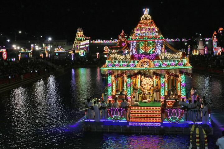 అనంతరం స్వామి, అమ్మవారి ఉత్సవమూర్తులను శ్రీవారి పుష్కరిణి వద్దకు తీసుకొచ్చారు.