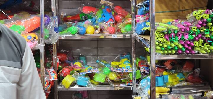 धरम पटाखेवाले ने बताया कि वैसे तो मार्केट में कई तरह के रंग-गुलाल बिक रहे हैं, लेकिन लोगों का झुकाव हर्बल कलर की तरफ ज्यादा है, क्योंकि ये हानिकारक नहीं होता है. इसके अलावा मार्केट में कलर सिलेंडर भी खूब बिक रहे हैं, जो बाजारों में तीन साईज में उपलब्ध हैं और 600 से 1200 रुपये के बीच लोगों को मिल जा रही है.