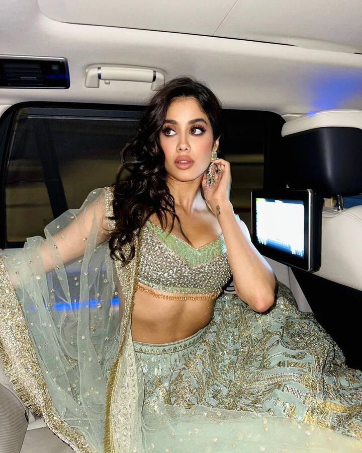 गुंजन सक्सेना, घोस्ट स्टोरीज, दोस्ताना 2, रूही यांसारख्या हिट चित्रपटांमध्ये जान्हवीनं काम केलं आहे. (Janhvi Kapoor/Instagram)