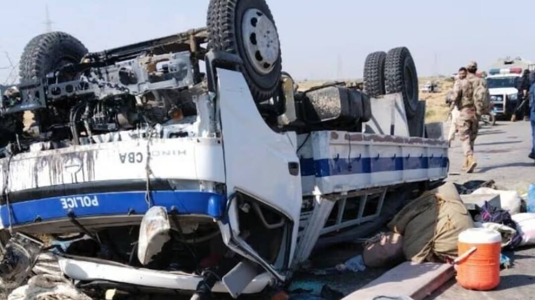 Pakistan Blast: Suicide attack in Pakistan, 9 police officers killed Pakistan Blast: પાકિસ્તાનમાં આત્મઘાતી હુમલો, 9 પોલીસ અધિકારીઓના મોત