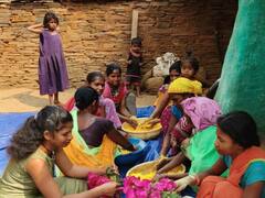 नक्सल प्रभावित जिले की महिलाएं पलाश के फूल से तैयार कर रहीं हर्बल गुलाल, बाजार में है इसकी भारी डिमांड