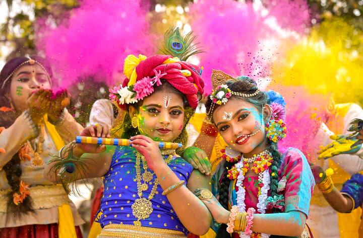 এই উৎসবে যে রাধাকৃষ্ণের অনুষঙ্গ আসবেই, তাও জানা। দোলপূর্ণিমা উপলক্ষ্যে তাই রাধা-কৃষ্ণ রূপে সেজেছে খুদের দল।