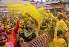 Holi 2023: রঙের উৎসবে মাতুন, সঙ্গে রাখুন এই বলিউড 'প্লে লিস্ট'