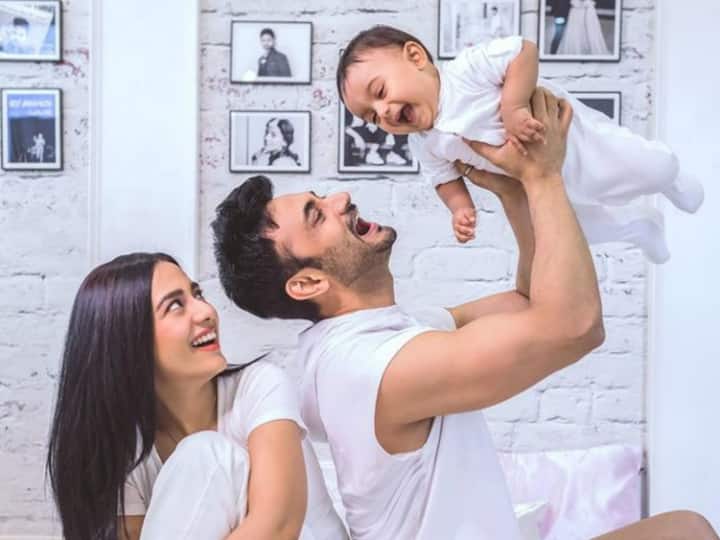 बता दें कि अनमोल और अमृता राव एक प्यारे से बेटे के पेरेंट्स हैं. दोनों सोशल मीडिया पर बेटे की तस्वीरें शेयर कर चुके हैं.