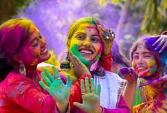Holi 2023:রাজ্যজুড়ে দোলের মেজাজ, কিছু মুহূর্ত একনজরে