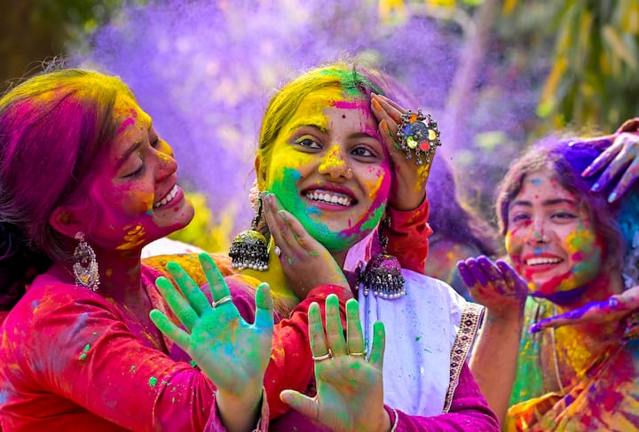 নদিয়ায় যেমন নানা রঙের সাজে আজই সেজে উঠেছেন তরুণীরা। একটুকরো ধরা পড়ল ক্যামেরায়।