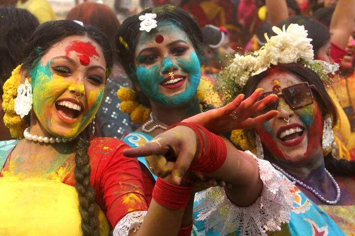 'খোল দ্বার খোল, লাগল যে দোল'। আর মেরেকেটে কয়েকটা ঘণ্টা, তার পরই রং-আবিরের ছোঁয়ায় সাজবে রাজ্য। তবে উদযাপনের জন্য কবেই বা তিথি-নক্ষত্রের অপেক্ষা করেছে বাঙালি?