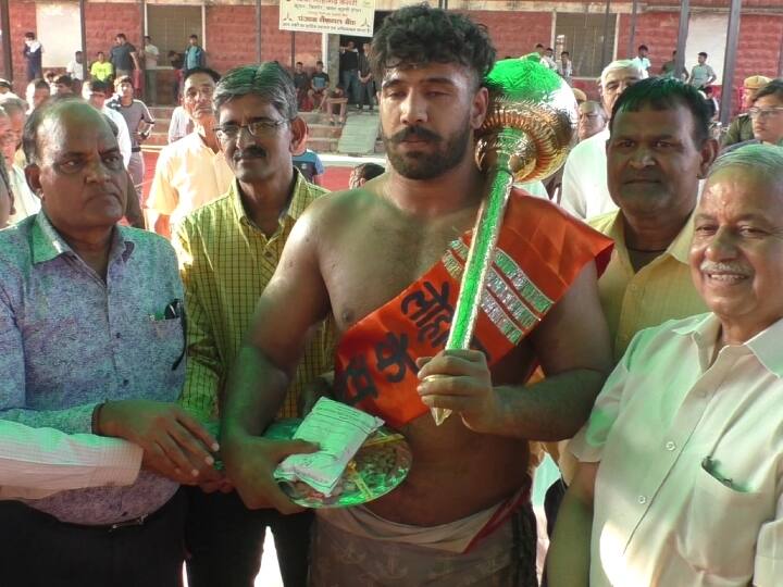 More than 121 Wrestlers Participated in Lohagarh Kesari Wrestling organized in Bharatpur of Rajasthan ANN Sport in Rajasthan: भरतपुर में लोहागढ़ केसरी दंगल का आयोजन, 'लोहागढ़ बसंत' खिताब के लिए सगे भाइयों में जोर-आजमाइश