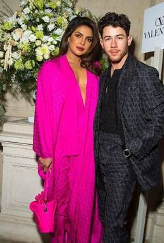 पेरिस इवेंट में हसबैंड निक के साथ बेहद स्टाइलिश लगीं Priyanka Chopra, एक्ट्रेस ने डीप नेक के साथ पिंक ड्रेस में गिराई बिजलियां