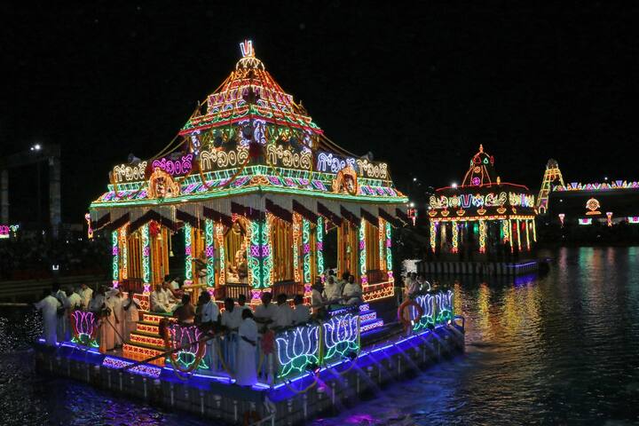 తిరుమలలో శ్రీవారి సాలకట్ల తెప్పోత్సవాల్లో నాలుగో రోజు సోమవారం రాత్రి శ్రీ‌దేవి భూదేవి స‌మేత శ్రీ మ‌ల‌య‌ప్పస్వామివారు తెప్పపై విహ‌రించారు.