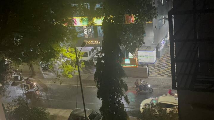 अनेक परिसरात नागरिक होळी पेटवण्याच्या तयारीत होते.