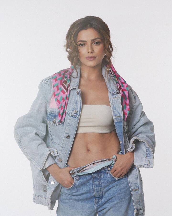 रुबीना दिलैक की पर्दे पर भले ही बहुत सादा अंदाज देखने को मिलता है, लेकिन एक्ट्रेस सोशल मीडिया पर अपनी गॉर्जियस तस्वीरों से महफिल में चार-चांद लगा देती हैं.