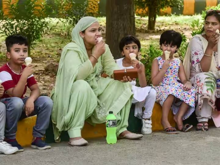 IMD ने आज आसमान साफ रहने और अधिकतम तापमान 30 डिग्री सेल्सियस के आसपास रहने का अनुमान जताया है. हालांकि आने वाले दिनों में मौसम के गर्म रहने की संभावना है.