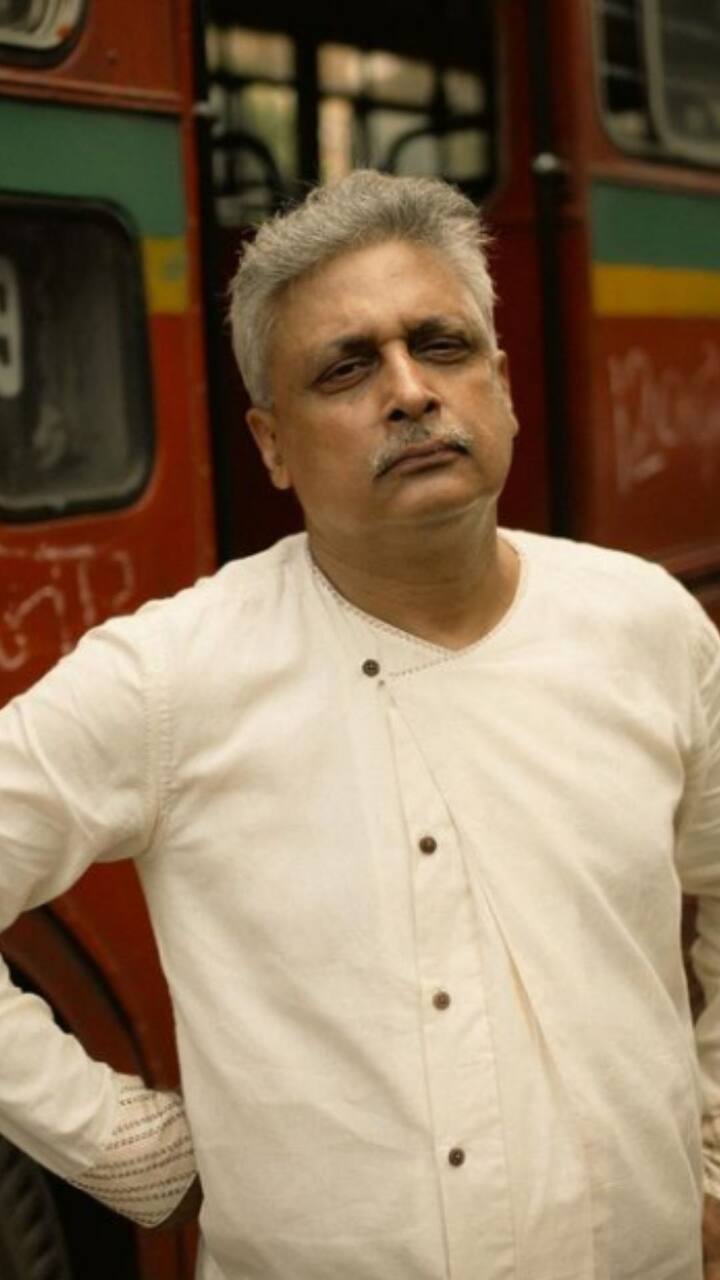 बॉलिवूडमधील प्रसिद्ध अभिनेते पियुष मिश्रा हे त्यांच्या अभिनयानं नेहमीच प्रेक्षकांची मनं जिंकतात. (Piyush Mishra/Instagram)