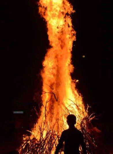 Holi 2023: હોલિકા દહન વખતે આ વાતો રાખો ધ્યાનમાં