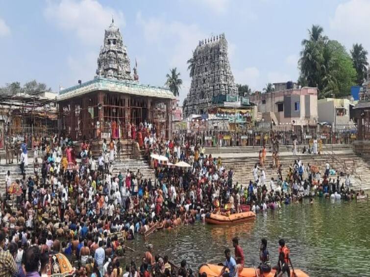 Masimaga festival kumbakonam district mahamagam pond devotees people Masimagam 2023 : மாசி மக திருவிழா.. கும்பக்கோணத்தில் கோலாகலம்.. மகாமக குளத்தில் புனித நீராடிய மக்கள்...!