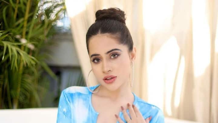 कार खरेदी करतानाचा उर्फीचा व्हिडीओ सध्या सोशल मीडियावर व्हायरल होत आहे.