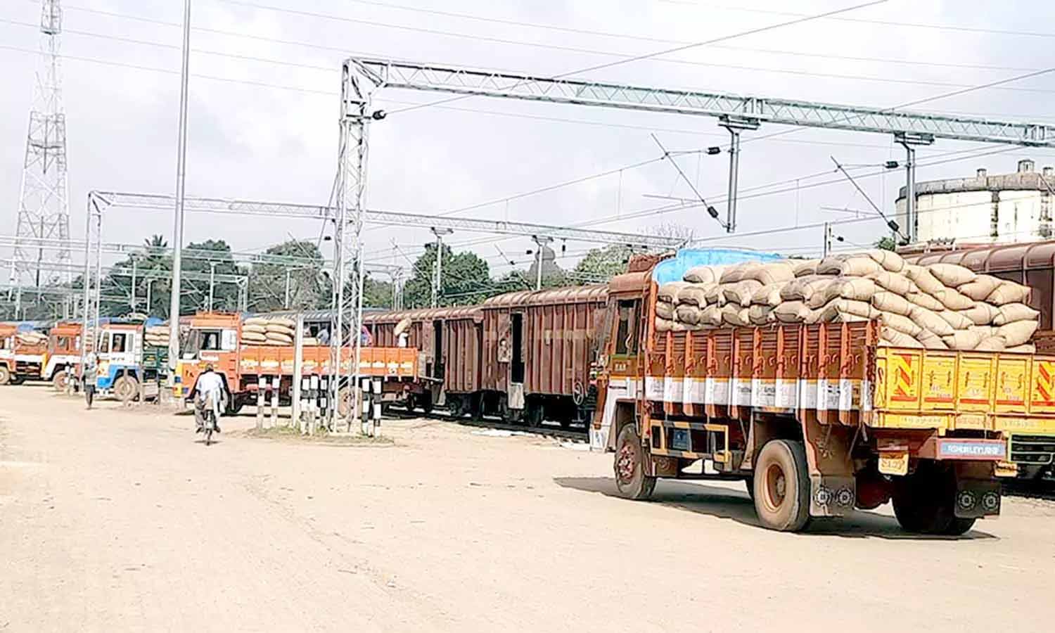 தஞ்சை மாவட்டத்தில் இருந்து தருமபுரி, நாமக்கல், திருப்பூருக்கு 4 ஆயிரம் டன் நெல் சரக்கு ரயிலில் பயணம்