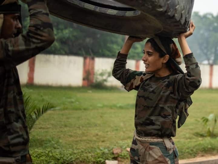 ऐसे ही ऑफिसर्स में से एक रही कैप्टन दीक्षा. भारतीय सेना में डॉक्टर कैप्टन दीक्षा पैराशूट रेजिमेंट (विशेष बल) बटालियन में एक चिकित्सा अधिकारी के तौर पर तैनात हैं. उन्होंने विशेष बलों के सैनिकों के साथ कठोर प्रशिक्षण लिया है.