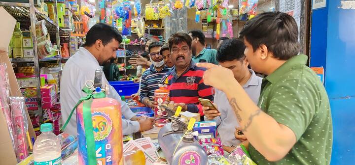 होली के रंगीन त्योहार में अब एक दिन का ही समय बचा है. इसे लेकर जहां बाजारों में तरह-तरह के रंग-गुलालों और पिचकारियों से दुकानें सजी हैं, तो वहीं लोग-बाग भी होली से जुड़े सामानों की खरीदारी के लिए बाजारों में पहुंच रहे हैं.
