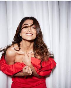 Shriya Saran : ‘ஆப்பிள் பெண்ணே நீ யாரோ..'சிகப்பு உடையில் சில்லென போஸ் கொடுக்கும் ஸ்ரேயா..வைரலாகும் போட்டோஸ்!