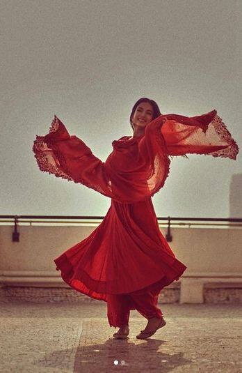 ਐਥਨਿਕ ਲੁੱਕ 'ਚ ਸੋਨਲ ਚੌਹਾਨ ਨੇ ਮਚਾਈ ਤਬਾਹੀ