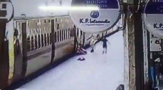 grp jawan rescues woman trying to get down from moving train Video: ਚਲਦੀ ਟਰੇਨ ਤੋਂ ਔਰਤ ਨੇ ਹੇਠਾਂ ਉਤਰਨ ਦੀ ਕੀਤੀ ਕੋਸ਼ਿਸ਼, ਜੀਆਰਪੀ ਜਵਾਨ ਨੇ ਬਚਾਈ ਮਾਂ-ਪੁੱਤ ਦੀ ਜਾਨ