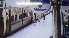 Video: ਚਲਦੀ ਟਰੇਨ ਤੋਂ ਔਰਤ ਨੇ ਹੇਠਾਂ ਉਤਰਨ ਦੀ ਕੀਤੀ ਕੋਸ਼ਿਸ਼, ਜੀਆਰਪੀ ਜਵਾਨ ਨੇ ਬਚਾਈ ਮਾਂ-ਪੁੱਤ ਦੀ ਜਾਨ