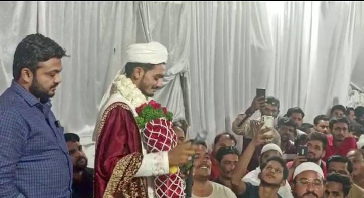 तर उपोषणाला पाठिंबा देणाऱ्या या नवरदेवाचा व्हिडिओ सोशल मीडियावर व्हायरल होत आहे.