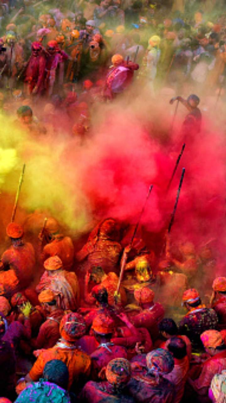 Happy Holi 2023 Wishes: रंगों के त्योहार पर भुलाएं गिले-शिकवे, दोस्तों को खास अंदाज में दें होली की शुभकामनाएं