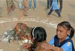 Pune news :शाळेतील कचरा पेटवून वाल्हेतील विद्यार्थ्यांची अनोखी होळी