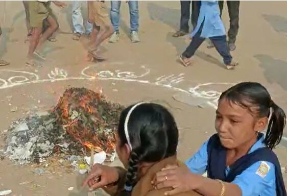 सर्वत्र होळीचा सण आनंदाने साजरा केला जात आहे.