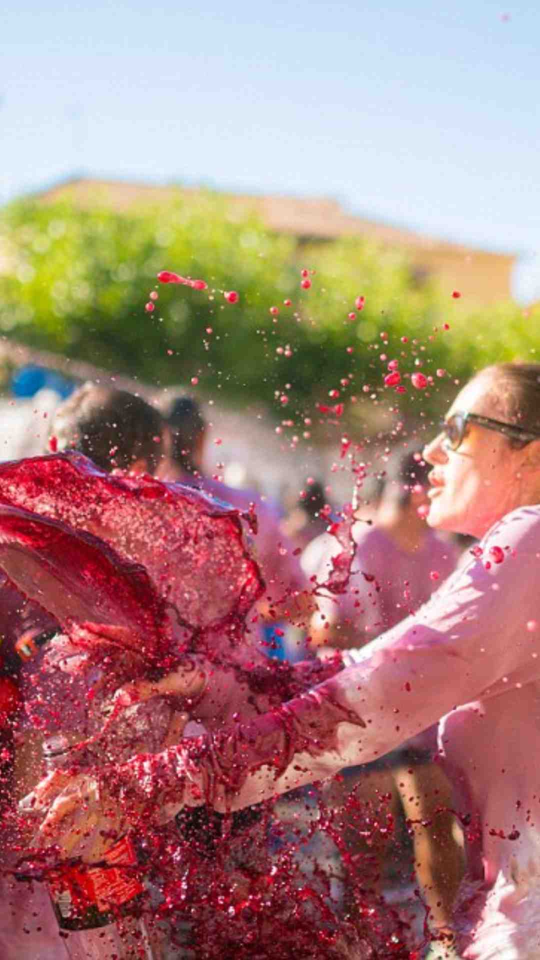 Happy Holi 2023 Wishes: रंगों के त्योहार पर भुलाएं गिले-शिकवे, दोस्तों को खास अंदाज में दें होली की शुभकामनाएं