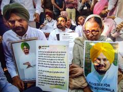 In Pics: पंजाब विधानसभा के बाहर धरने पर बैठे सिद्धू मूसेवाला के माता-पिता, बोले- 'हमारे पास कोई...'