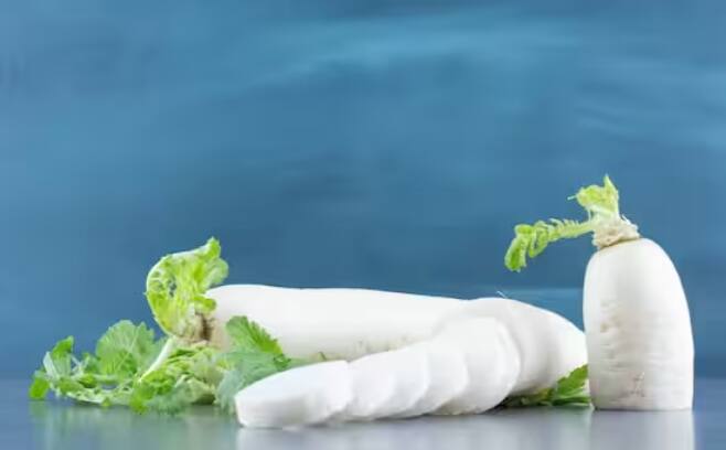 ਮੂਲੀ ਦਾ ਰਸ ਕੱਢ ਕੇ ਉਸ ਵਿਚ ਦੁੱਧ ਅਤੇ ਬੇਸਨ ਜਾਂ ਮੈਦਾ ਮਿਲਾ ਕੇ ਪੇਸਟ ਬਣਾ ਲਓ। ਇਸ ਨੂੰ ਕੁਝ ਦੇਰ ਚਿਹਰੇ 'ਤੇ ਲਗਾ ਕੇ ਰੱਖੋ ਅਤੇ ਰਗੜ ਕੇ ਚਿਹਰੇ ਨੂੰ ਸਾਫ਼ ਕਰੋ। ਇਸ ਤਰ੍ਹਾਂ ਕਰਨ ਨਾਲ ਵੀ ਰੰਗ ਨਿਕਲ ਜਾਵੇਗਾ।