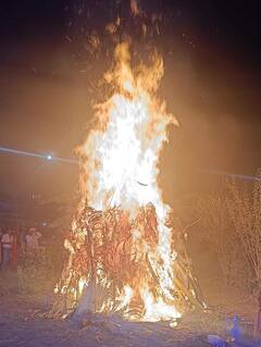 In Photos: क्यों खास है यह 600 साल पुराना रियासतकालीन बस्तर का होलिका दहन, देखें तस्वीरें