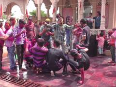 Holi 2023 Pics: भरतपुर में होली की धूम, रंगों में सराबोर नजर आए लोगों की देखें तस्वीरें