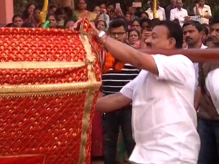 मुंबई, पुण्यासारख्या शहरी भागात रंग खेळून धुळवड साजरी होते.