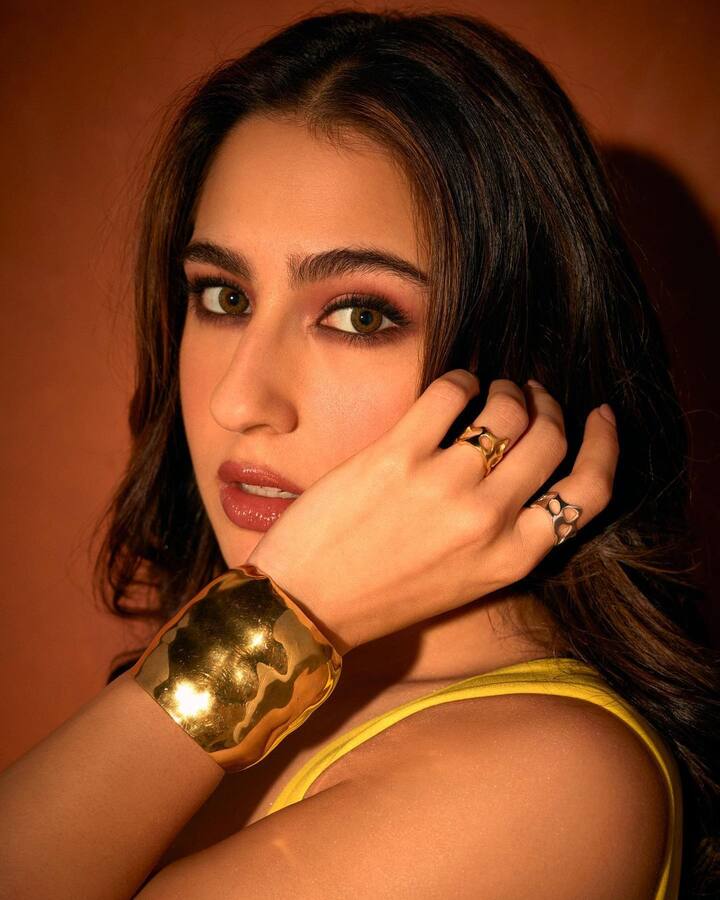 She kept her hair in soft curls. Sara accessorised with a golden, eye-catching bracelet and several finger rings.