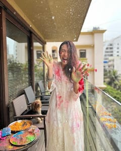 Holi Fashion Tips: करिश्मा कपूर पर चढ़ा होली का रंग, आप भी एक्ट्रेस के इस आउटफिट को कर सकती हैं कॉपी