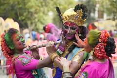 Kolkata Dol Utsav 2023: कोलकाता में डोल उत्सव की धूम, एक-दूसरे को रंग और गुलाल लगाकर लोगों ने यूं मनाई होली, सामने आईं तस्वीरें