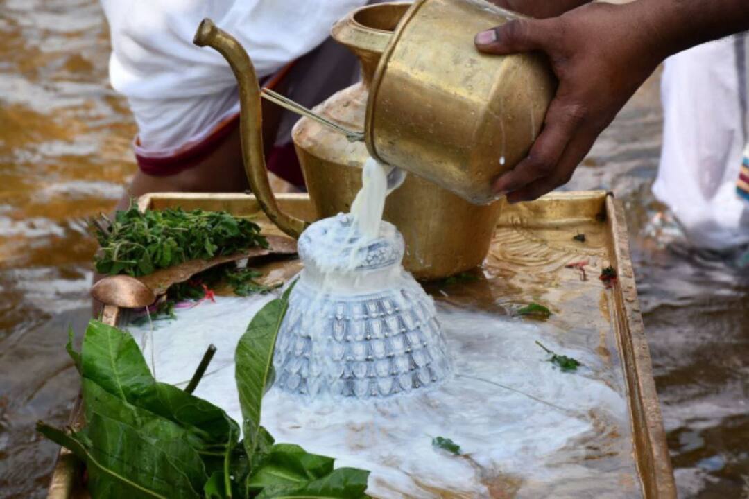 ஸ்ரீரங்கம் அன்பில் சுந்தரராஜபெருமாள்.  உத்தமர்கோவில் புருஷோத்தம பெருமாள் தீர்த்தவாரி நிகழ்ச்சி