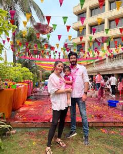 Antara Motiwala Holi Photos: टीना अंबानी की भांजी ने ऐसे सेलिब्रेट की होली, बेटी और पति के स्टाइल ने जीता फैंस का दिल