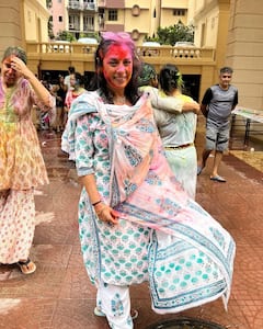 Rupali Ganguly Pics: होली पर पति और बेटे के साथ ‘अनुपमा’ ने मचाया धमाल, बोलीं- ‘ डिजाइनर नहीं पुराने कपड़ों वाली होली है’