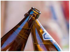 मोबाइल फोन खरीदने पर मुफ्त बीयर बांट रहा था दुकानदार, ग्राहकों की लगी भीड़, फिर हुआ ये