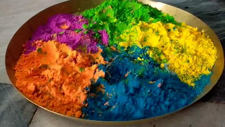 গোটা বাংলা আজ দোলের রঙে রঙিন ।  রঙের আনন্দে মেতেছে বাংলার সব প্রান্ত। ব্যতিক্রম বর্ধমান। দোলের দিন রঙের ধারে পাশেও যান না এখানকার মানুষ।