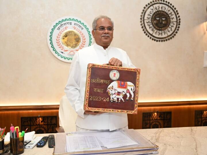 Chhattisgarh Budget 2023-24 CM Bhupesh Baghel presented the budget for the fifth time ann Chhattisgarh Budget: सरगुजा के गौठान में बने ब्रीफकेस से निकला पिटारा, सीएम भूपेश बघेल ने पांचवी बार किया बजट पेश