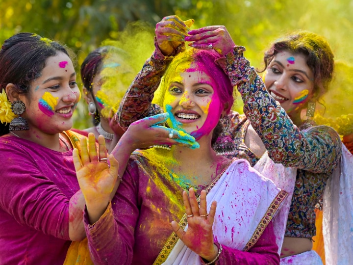 Happy Holi 2023 Wishes: रंगों के त्योहार पर भुलाएं गिले-शिकवे, दोस्तों को खास अंदाज में दें होली की शुभकामनाएं